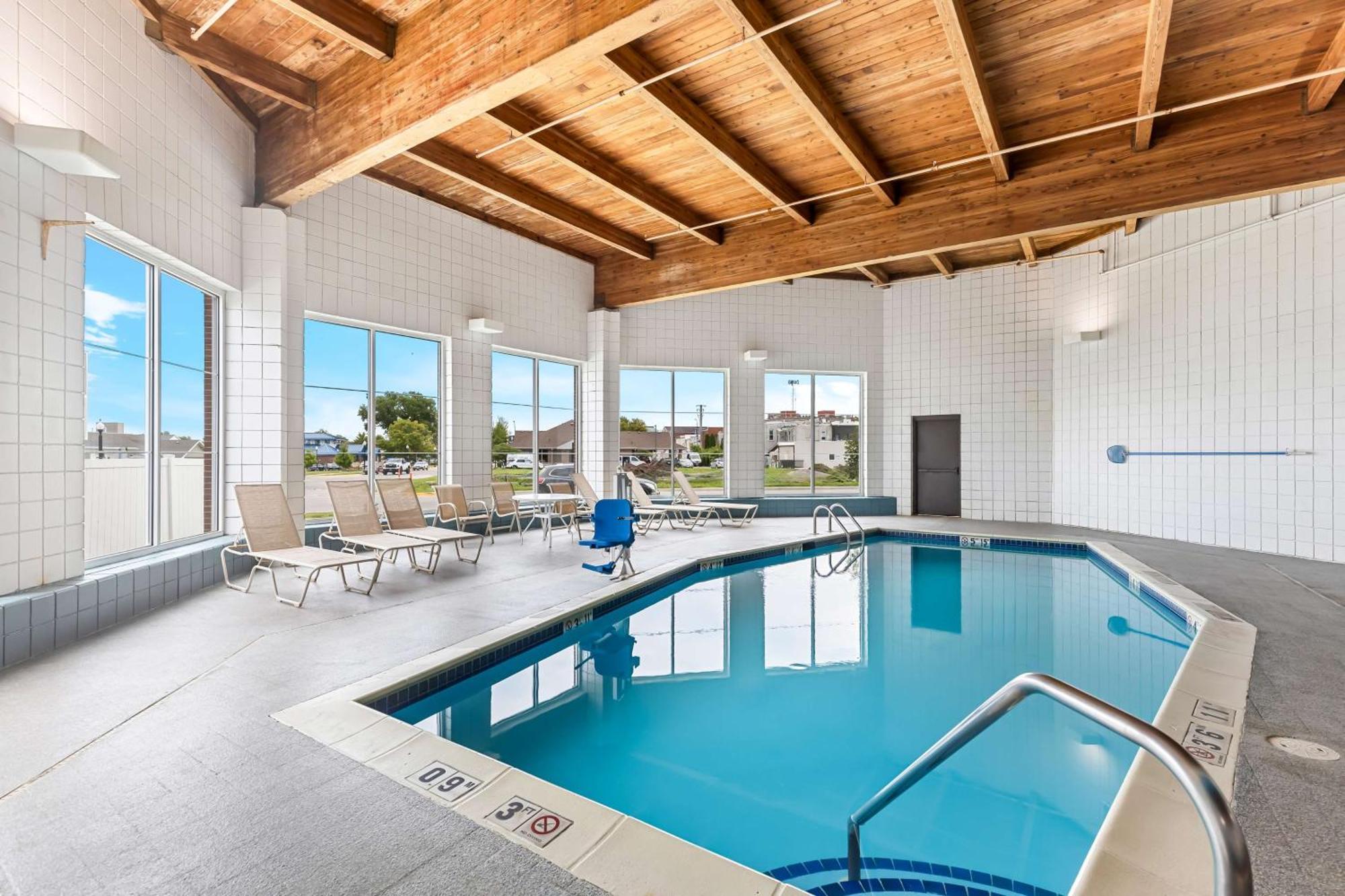Best Western Holiday Manor Newton Bagian luar foto
