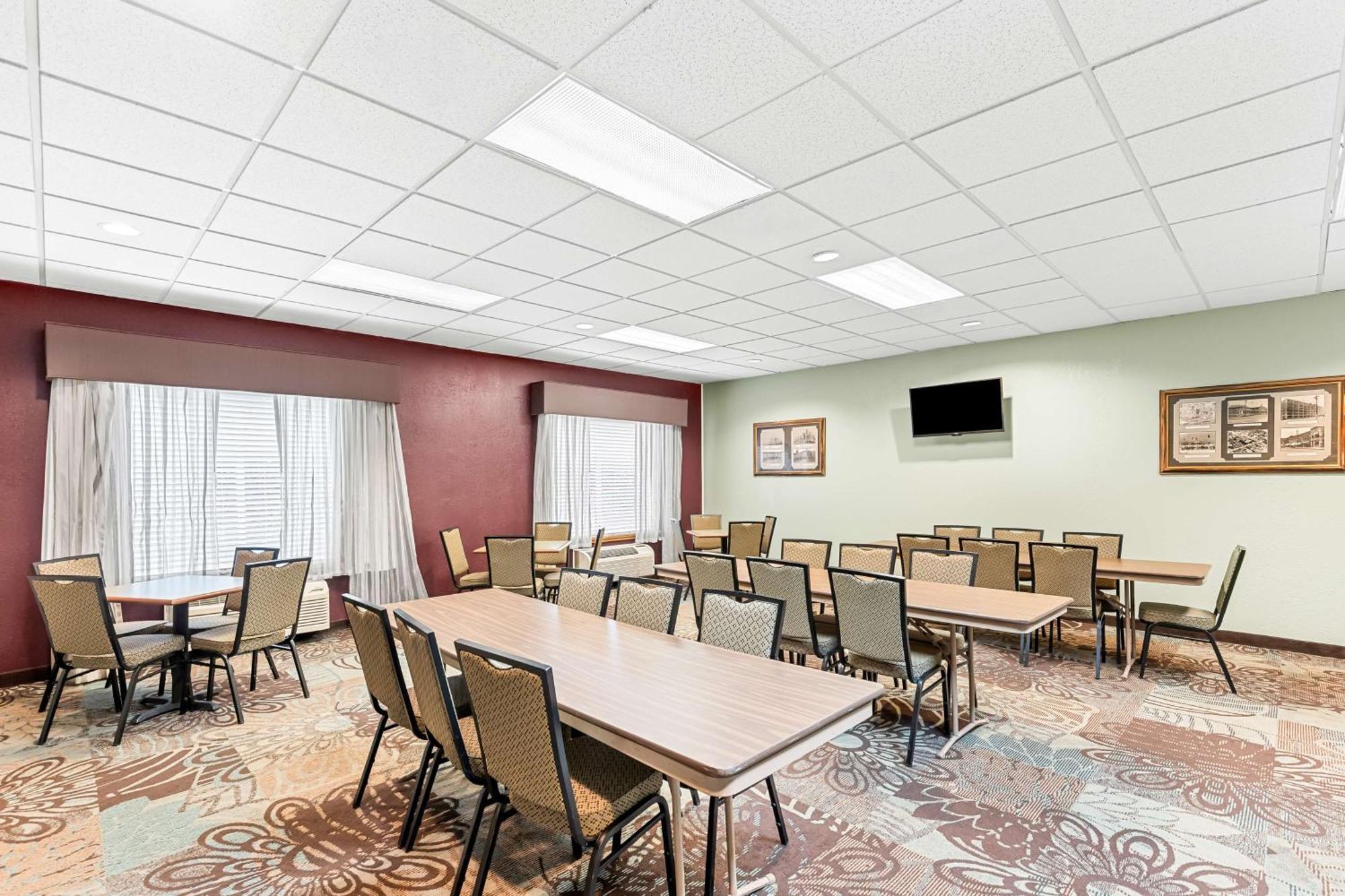 Best Western Holiday Manor Newton Bagian luar foto